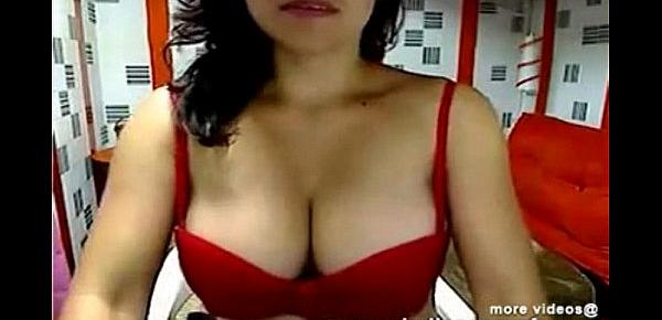  Hot Anna Indian Mumbai Girl with Red Bra exposed her busty figure live in webcam